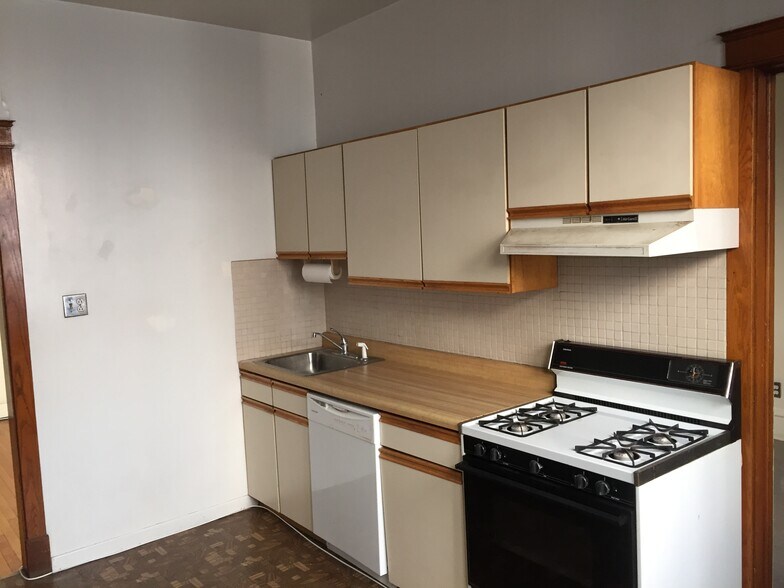 kitchen - 434 W Roslyn Pl