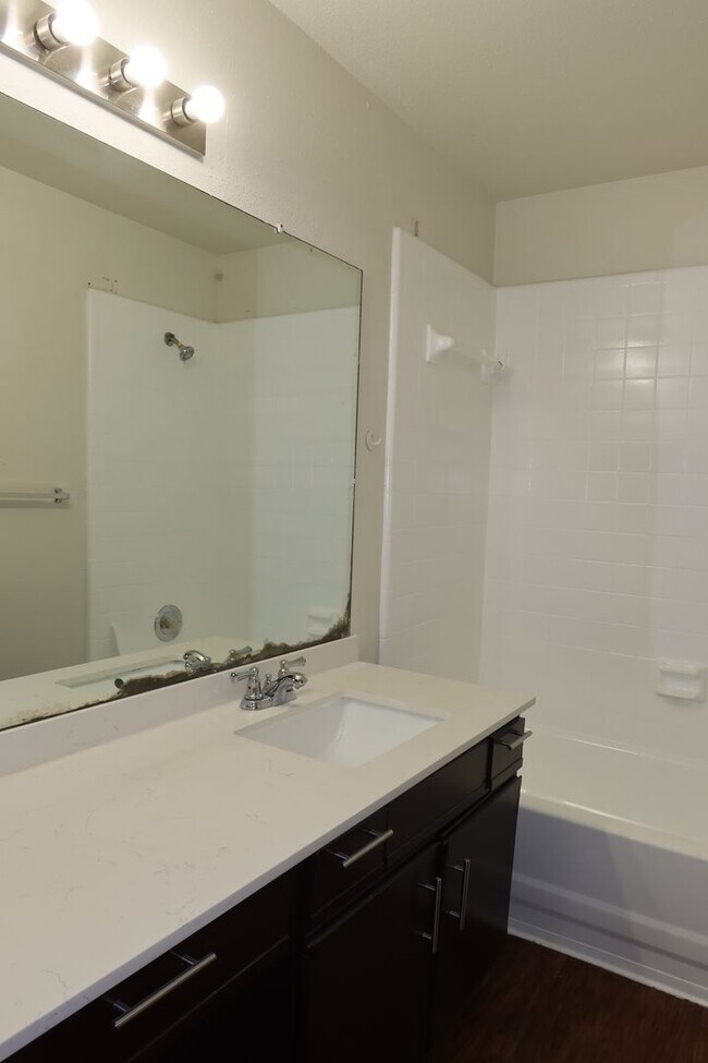 Building Photo - Downtown / Riverside Townhome - 2BD/2.5BA ...