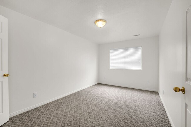 Building Photo - Spacious 7 Bed Kaysville Home with Two Kitchens