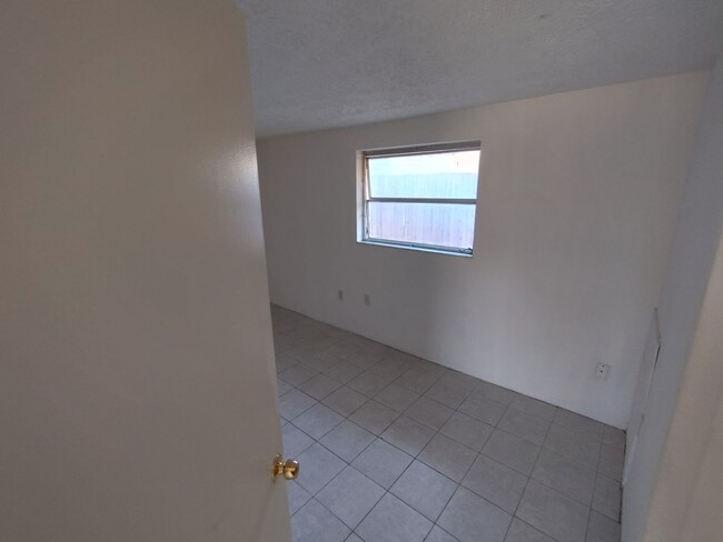 Building Photo - COMING SOON! 1/1 Apartment Close to Downto...