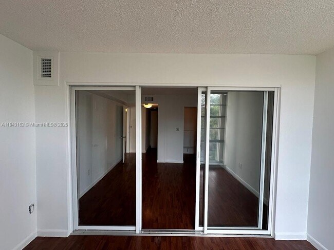 Building Photo - 100 Ocean Ln Dr