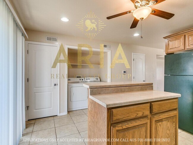 Building Photo - *611-613 Welston Cr.