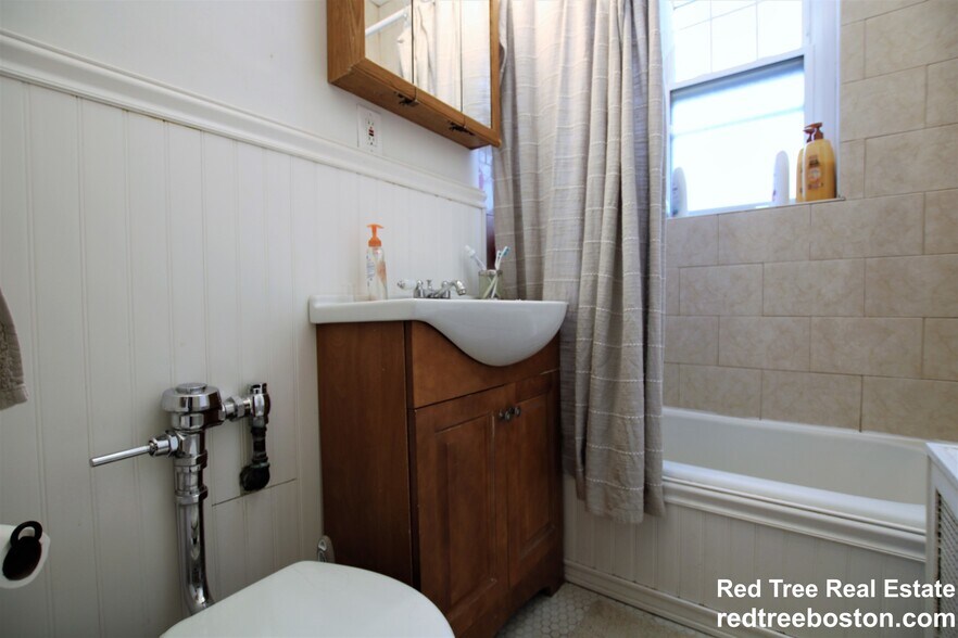 Building Photo - 2001 Commonwealth Ave