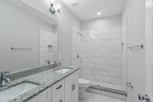 Building Photo - 807 7th Ave S
