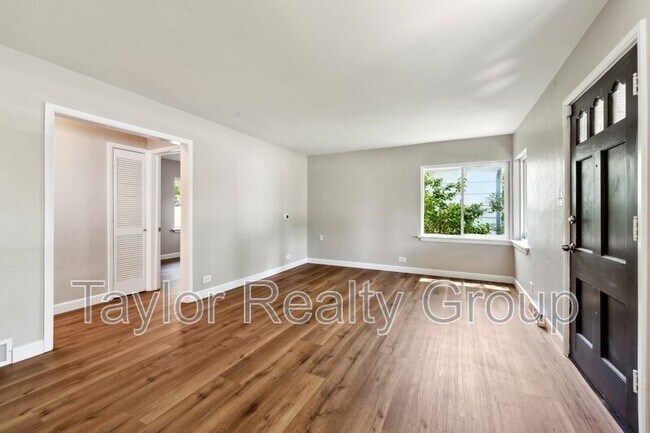 Building Photo - 1252 Xanthia St