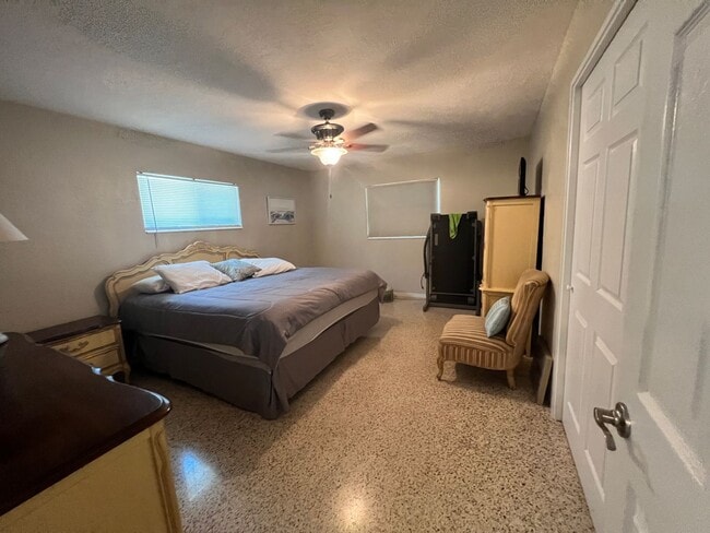 Building Photo - HIGH AND DRY St. Petersburg 2/1.5 HOME FOR...