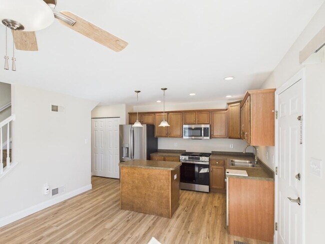 Building Photo - 720 E Newport Rd