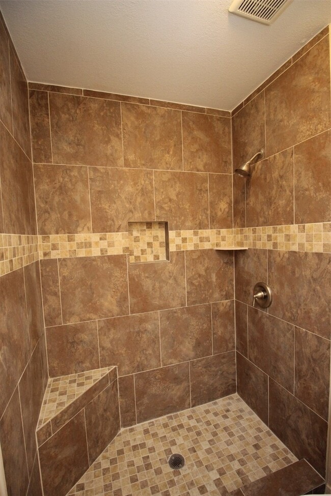 Building Photo - 13 Hideaway Dr