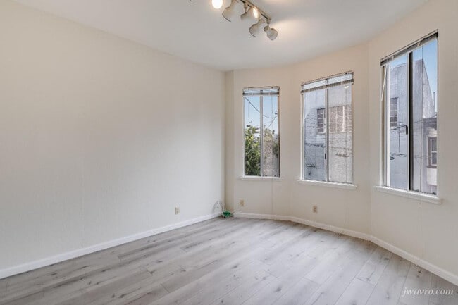 Building Photo - 33a Isis St