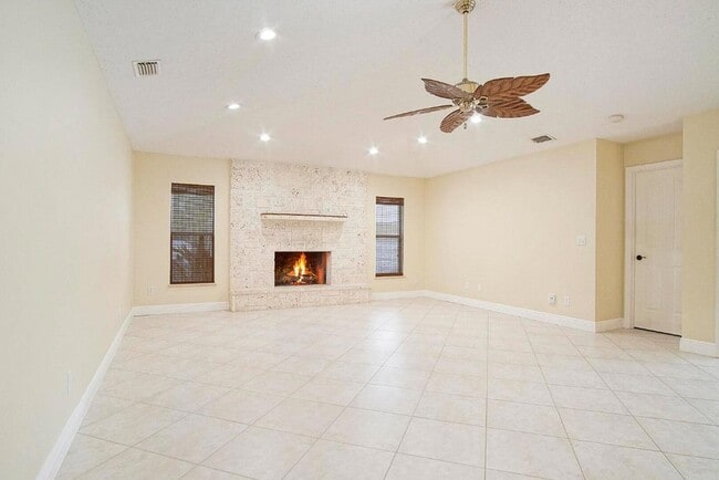 Building Photo - 1232 SW Knollwood Dr