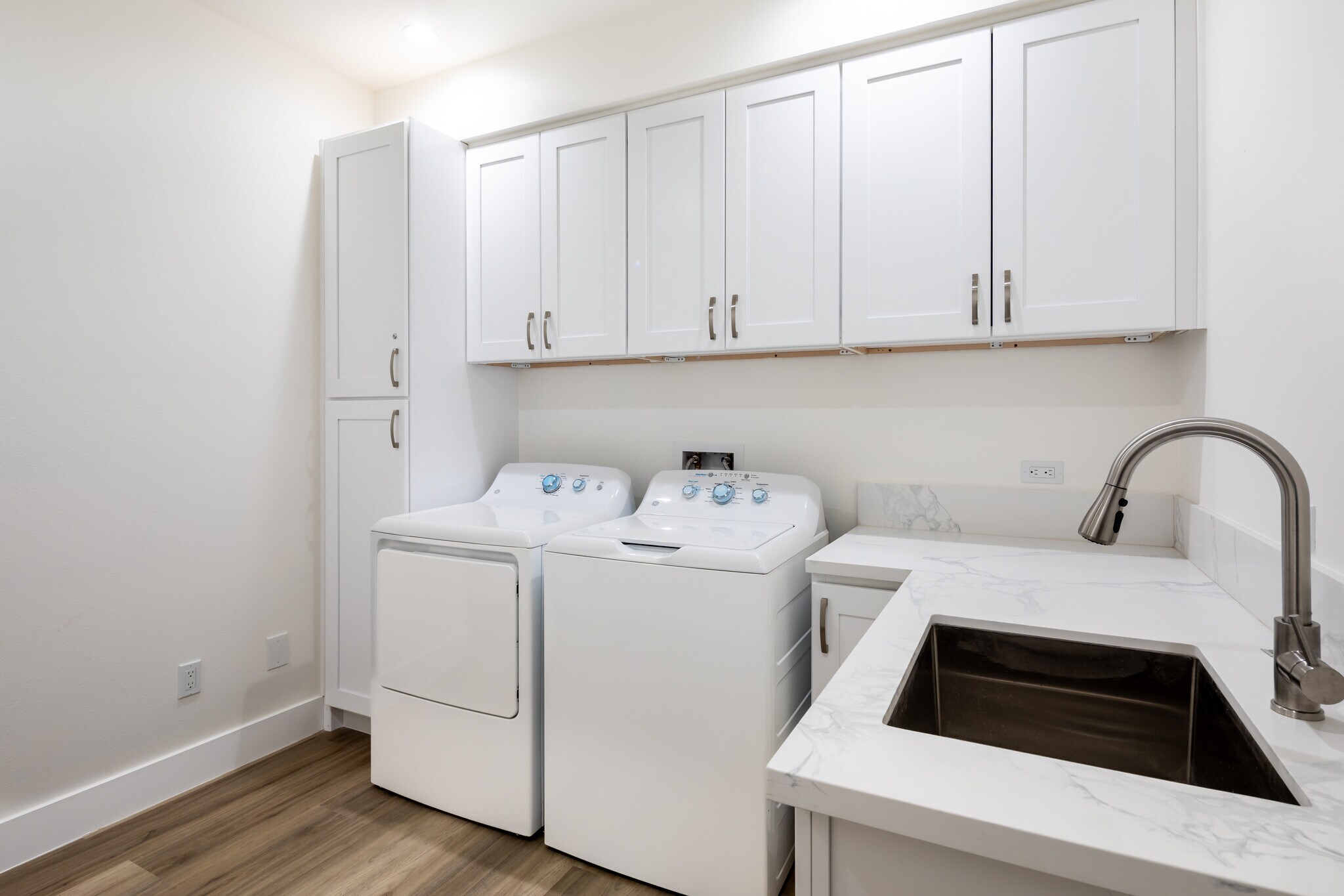 Building Photo - 13680 Mark Dr