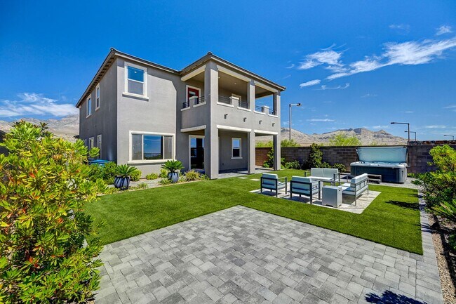 Building Photo - Stunning Fully Furnished 5-Bedroom Home in...