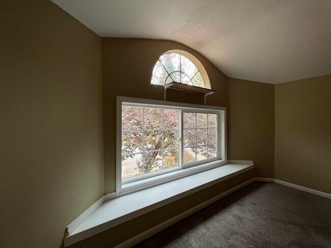 Building Photo - Outdoor Oasis: Charming 3 Bed 2 Bath House!