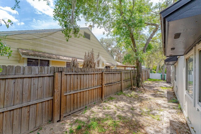 Building Photo - 911 Robinhood Ct