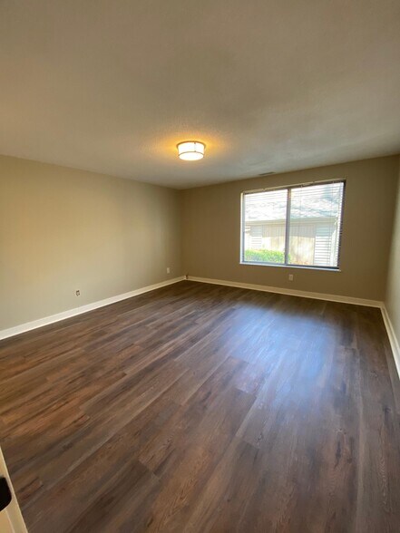 Building Photo - 40 Farmington Chase Cres