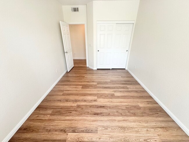Building Photo - Fully upgraded condo with new flooring, paint, and appliances in Southwest Las Vegas