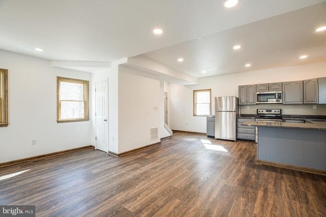 Building Photo - 11802 Hara St
