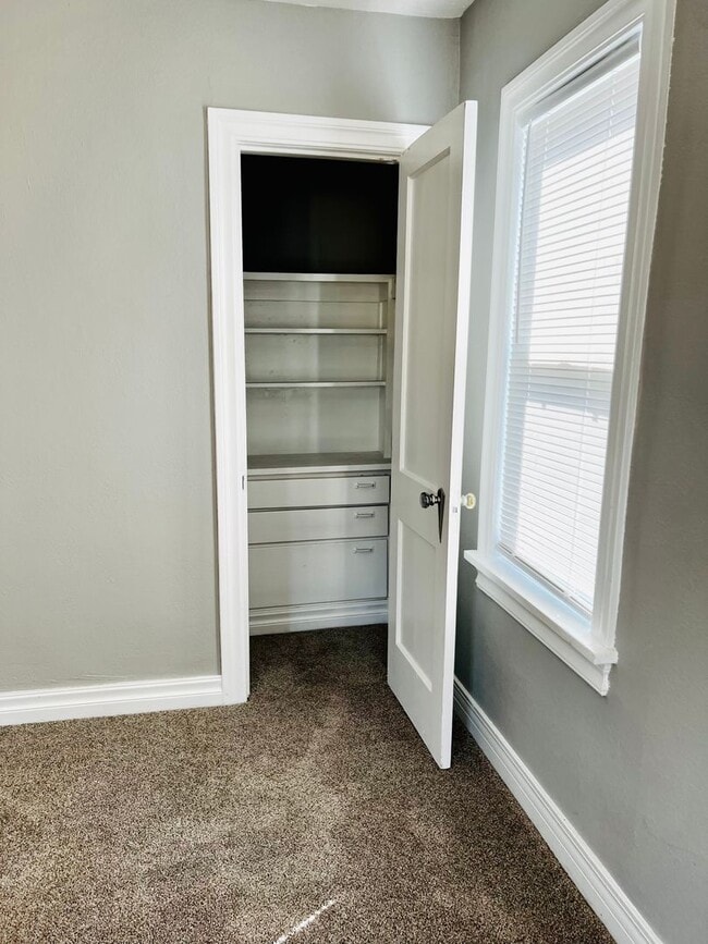 Building Photo - Beautifully Updated 2BD 1BA Corner Lot Hom...