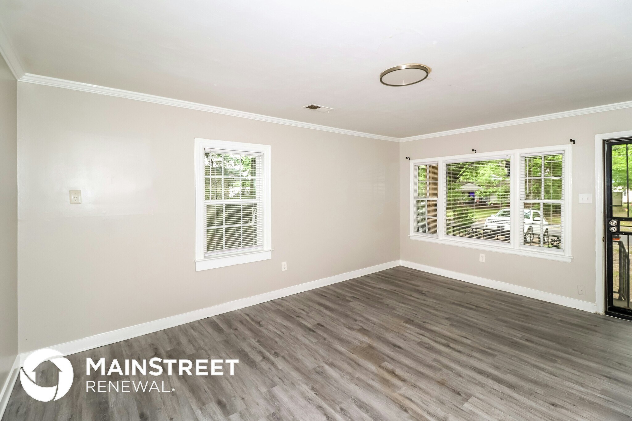 Building Photo - 563 Sandridge St