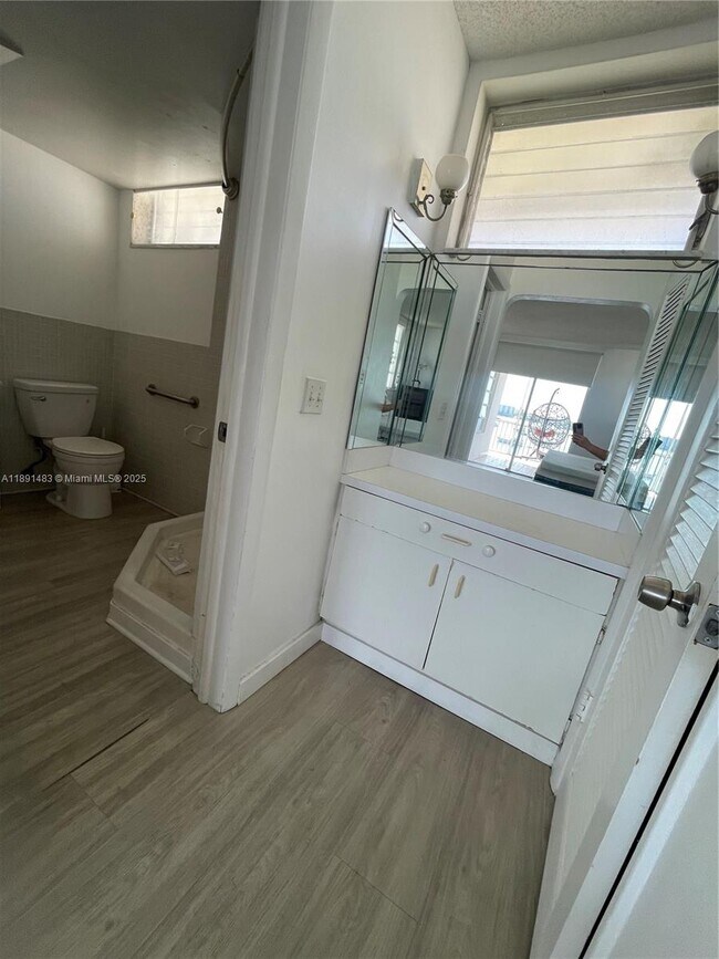 Building Photo - 2910 Point E Dr