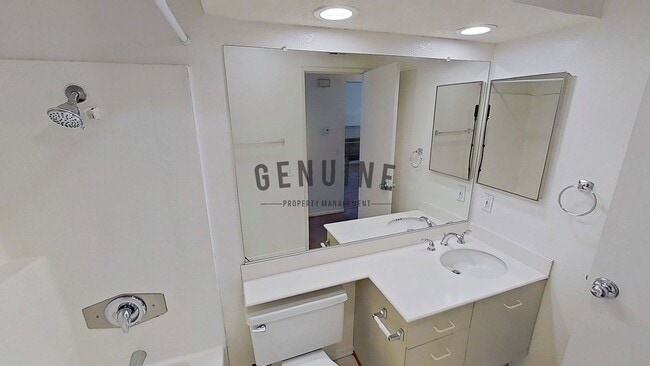 Building Photo - Charming 1Bd Upstairs Condo w/ Den & Garage