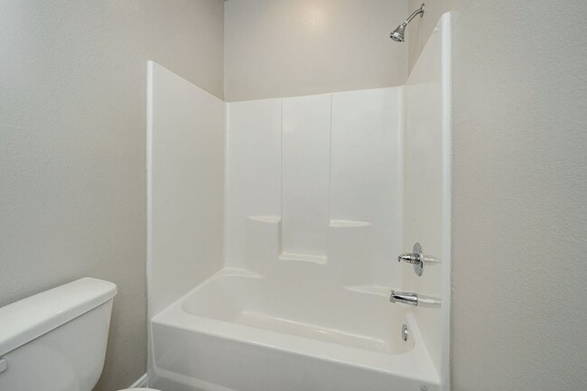 Building Photo - Bright & Cozy Townhome