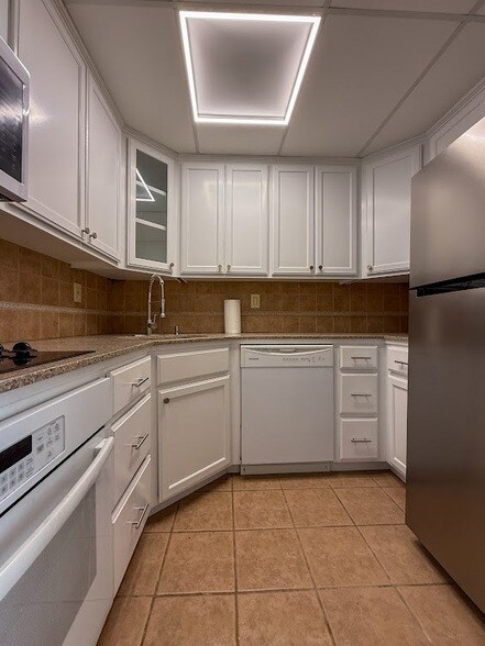 Building Photo - 4600 Ocean Dr