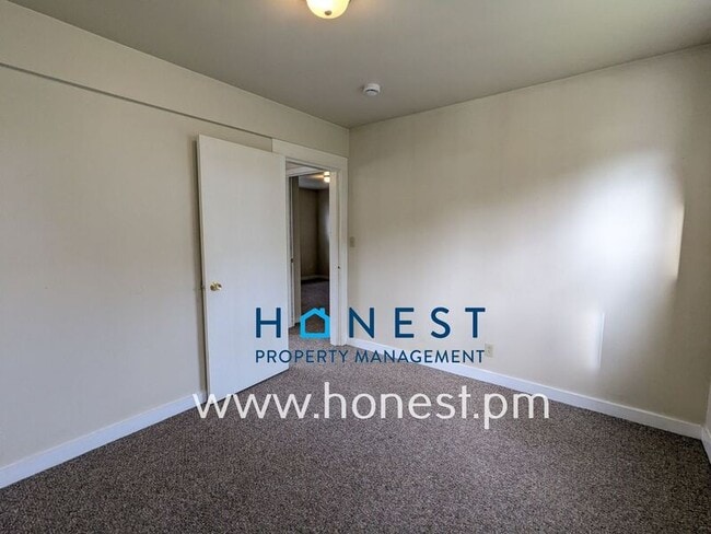 Building Photo - 95 Main St