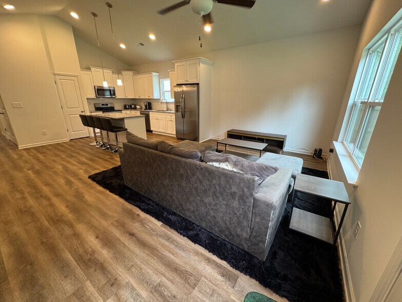 Building Photo - Room in Single Family Home on Oakwood Rd