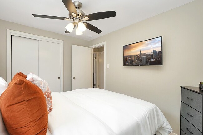 Building Photo - 4552 Kenilworth Ave