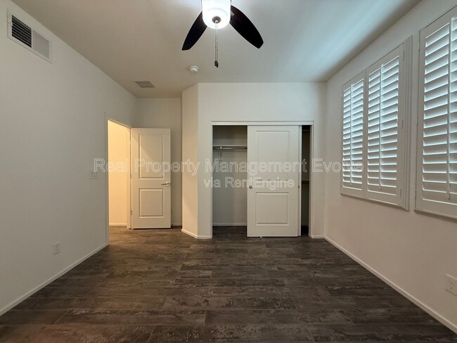 Building Photo - 2212 E Hidalgo Ave