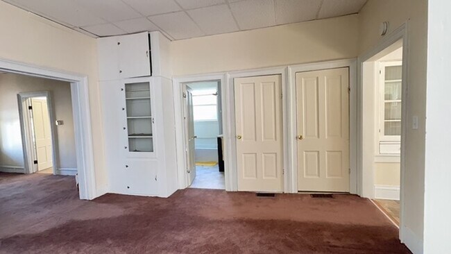 Building Photo - 629 Otter Ave