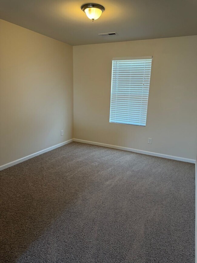 Building Photo - Available NOW! 3 bedroom 2.5 bath in Longs!!