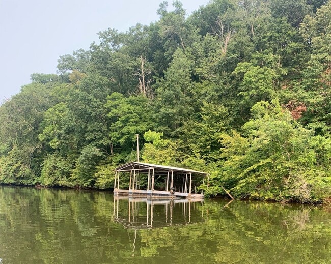 Building Photo - Lake View