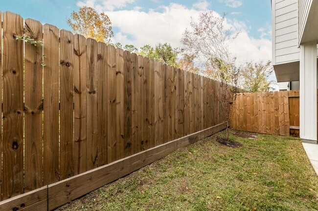 Building Photo - 5725 White Magnolia St.