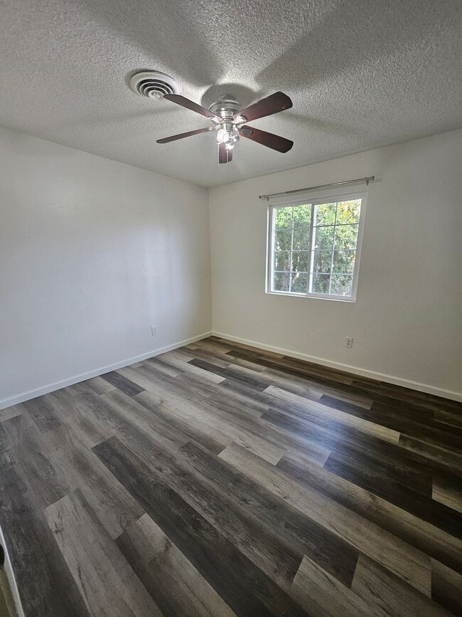 Building Photo - Single-Story Comfort: 3 Bedrooms, 2 Baths,...