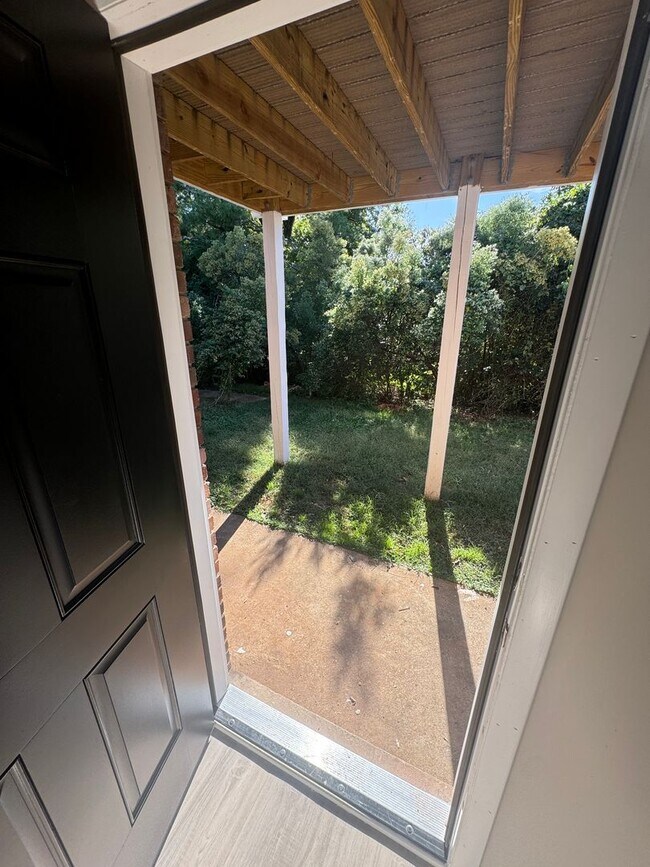 Building Photo - 1st-Floor 2 Bedroom Apartment – Briarcliff...