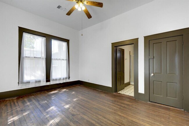 Building Photo - 304 Olive St