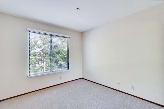 Building Photo - Large, Bright Sunnyvale Townhome near Border of Mountain View