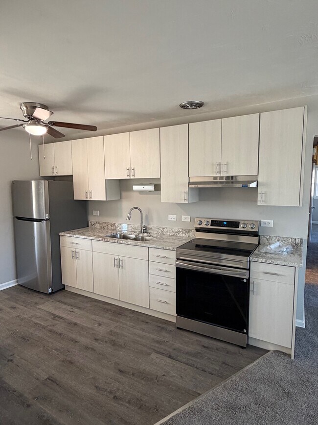 Building Photo - Colonial Gardens