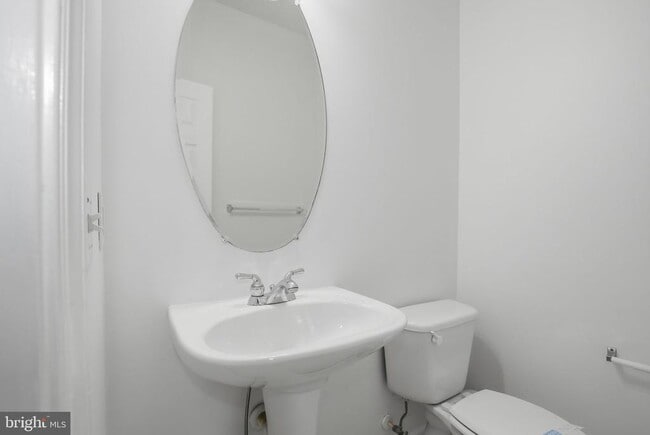 Building Photo - 886 Lowe Rd