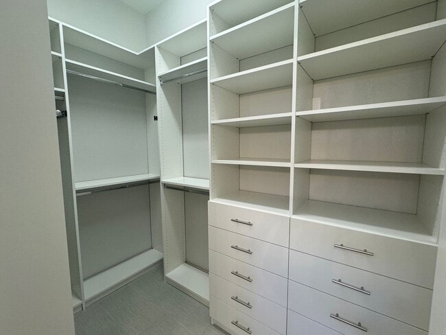 Building Photo - Stunning 3/2 in Haile