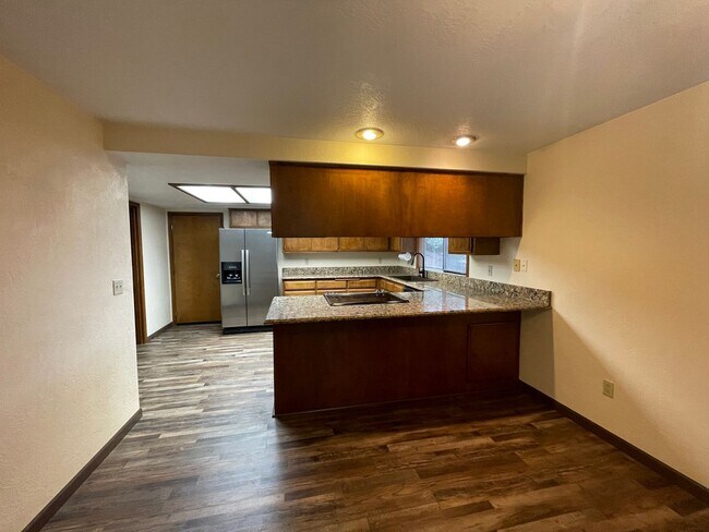 Building Photo - $300 OFF 1st Month's RENT!!  - Desirable East Medford Single Story