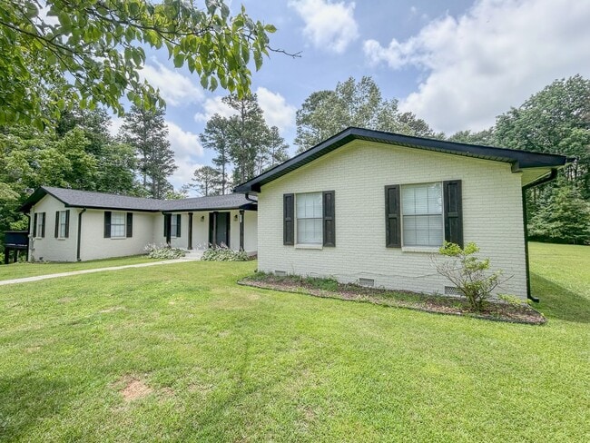 Building Photo - Now Leasing – Fully Renovated Home in Guntersville!