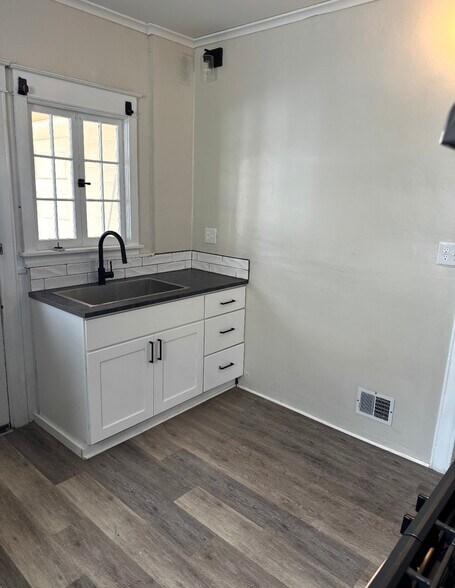 Building Photo - 614 Chenango St