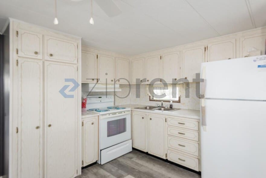 Building Photo - Unit #322