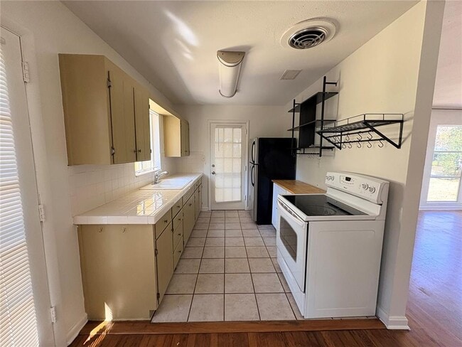 Building Photo - 538 NW 35th St