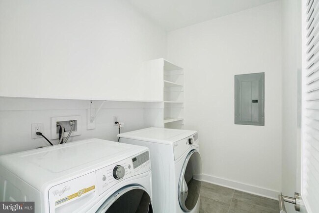 Building Photo - 142 S Front St