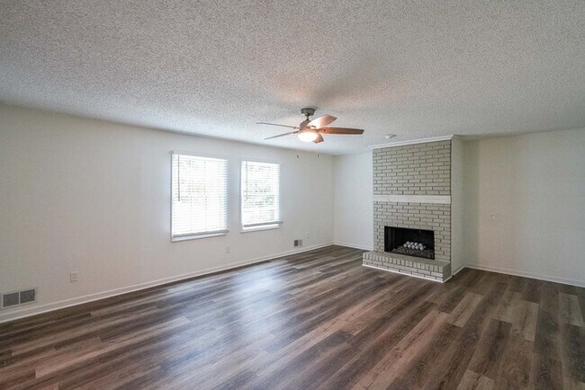 Building Photo - 317 E Claiborne Ct