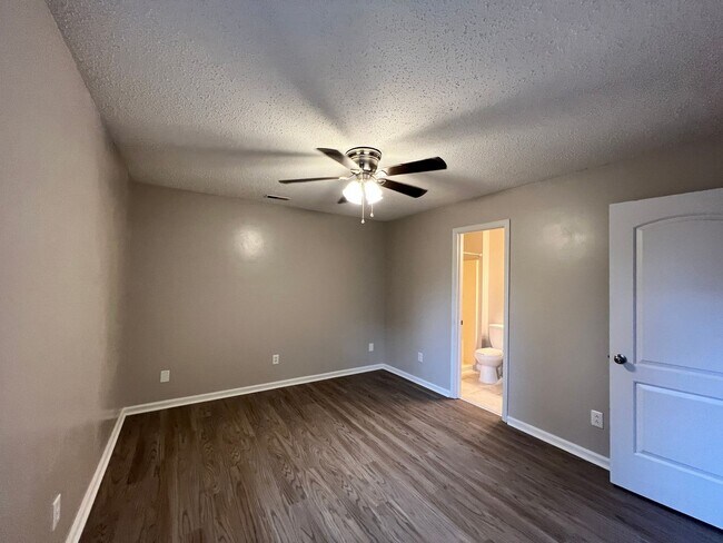 Building Photo - Four bedroom home in Norfolk - Beautiful Backyard